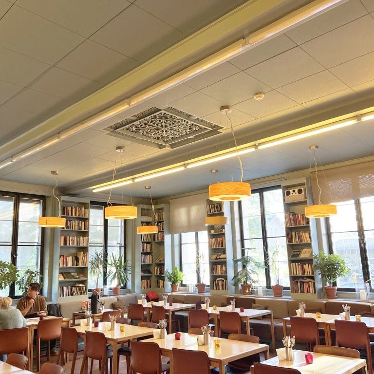 Litteraturhuset valgte Loke 40 absorbenter i taket. Hvert rom hadde egen fargekode.