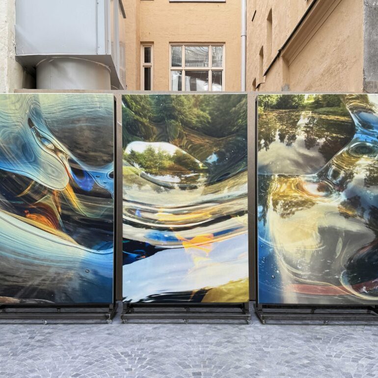 LookingThrough_002_IstadArt_2025